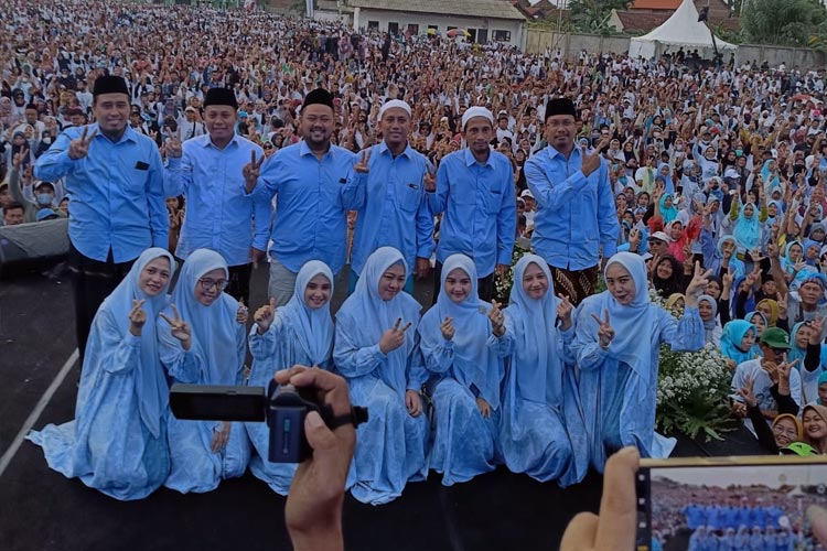Lautan santri, Muslimat, Fatayat dan seluruh keluarga besar Ponpes Bhumi Sholawat berkumpul di Lapangan Desa Lebo, Tulangan mendeklarasikan dukungan pada Prabowo-Gibran, Kamis (1/4/2024). (FOTO; Dok.TKD Jatim)
