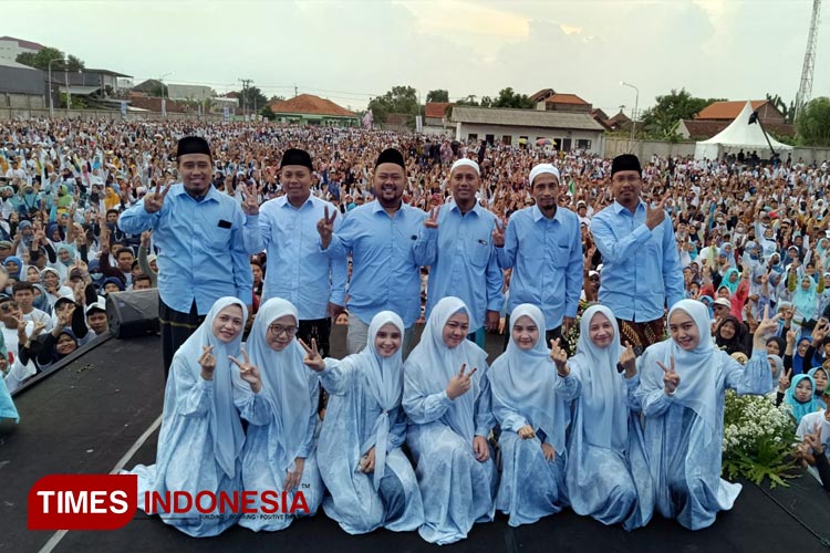Keluarga Ponpes Bumi Shalawat saat deklarasi dukungan Nderek Kyai di lapangan ponpes bumi shalawat. (Foto: Rudi Mulya/TIMES Indonesia)