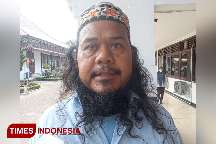 Sofian, warga Pulau Sangiang saat diwawancarai TIMES Indonesia (Foto : Muhammad Uqel/TIMES Indonesia)