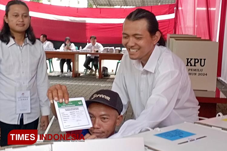 Kegiatan simulasi pemungutan suara yang juga diikuti pemeran pemilih difabel, yang digelar KPU Kabupaten Malang, belum lama ini. (FOTO: Amin/TIMES Indonesia) 
