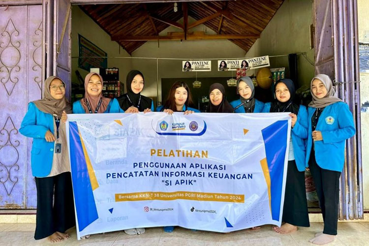 Pelatihan penggunaan aplikasi informasi keuangan ‘SI APIK’ kepada pemilik usaha toko kelontong Mantren, Ponorogo. (Foto: Humas UNIPMA for TIMES Indonesia)