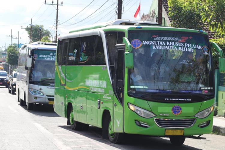 Bus Sekolah Gratis yang diluncurkan Bupati Blitar Rini Syarifah bertajuk BANG ANJAR (Bus Angkutan Khusus Pelajar). (Foto: Instagram @pemkab_blitar)