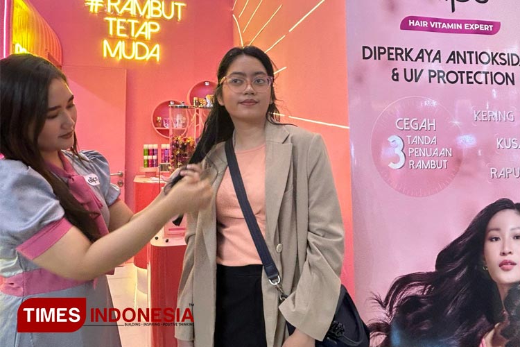 Pengunjung Surabaya X Beauty 2024 mencoba hair vitamin di Booth Ellips, Jumat (2/2/2024).(Foto : Lely Yuana/TIMES Indonesia)