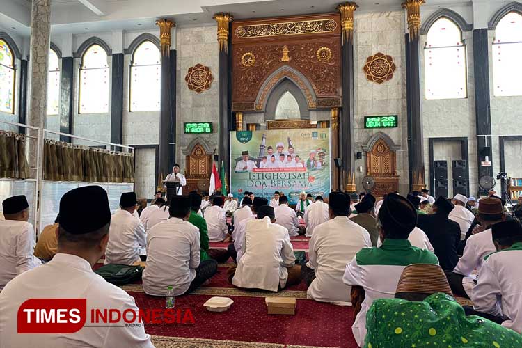 KH Fahmi Amrullah Hadziq saat memberikan tausiyah kepada Jamaah Nahdliyin yang hadir di Masjid Agung Baitul Mukminin Jombang, Jumat (2/2/2024). (FOTO: Bambang Cahyono/TIMES Indonesia)