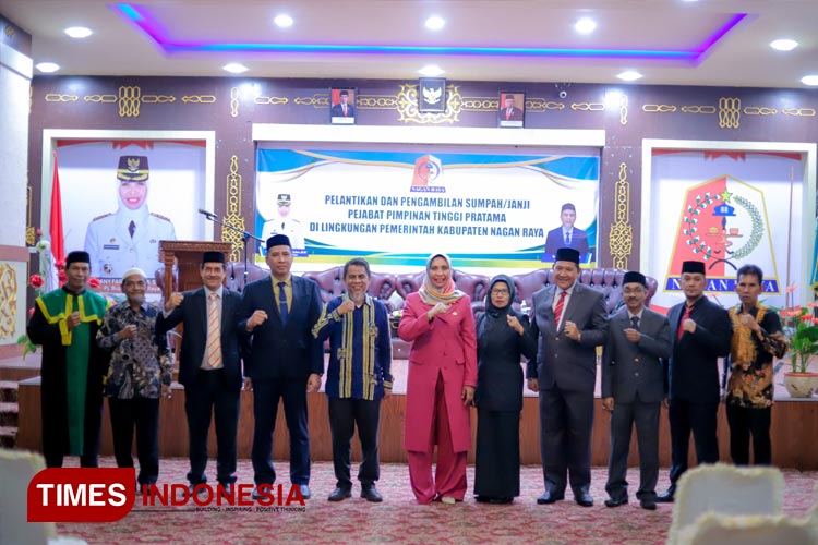 Foto bersama usai menjalani pelantikan sumpah jabatan pejabat JPT Pratama di Nagan Raya, Kamis (1/2/2024) malam. (FOTO: T. Khairul Rahmat Hidayat/TIMES Indonesia)