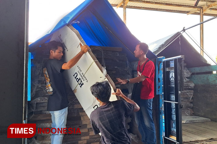 Pekerja KPU Lamongan menyiapkan logistik Pemilu 2024 yang akan didistribusikan ke tingkat kecamatan, Jumat (2/2/2024). (FOTO: MFA Rohmatillah/ TIMES Indonesia)
