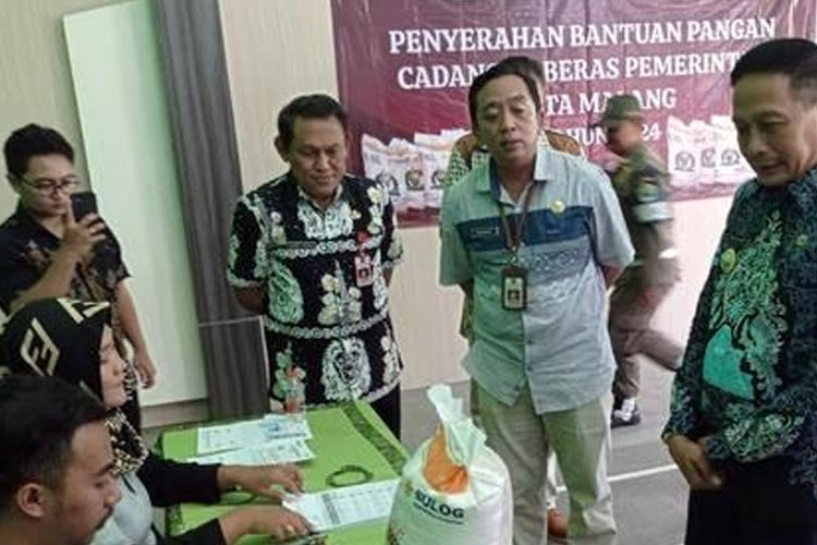 Pj Wali Kota Malang didampingi Kadinsos-P3AP2KB Kota Malang saat memantau langsung penyerahan bantuan beras. (FOTO: Ist)
