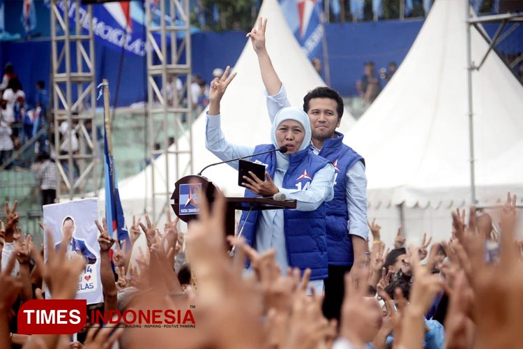 Khofifah-Emil saat orasi di Kampanye Akbar Demokrat di Stadion Gajayana Malang, Kamis (1/2/2024) kemarin. (FOTO: Adhitya Hendra/TIMES Indonesia)