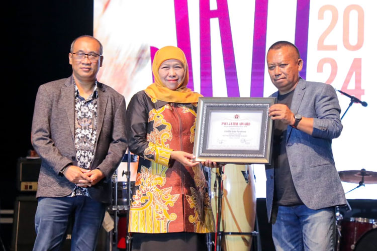 Foto : Gubernur Khofifah menerima penghargaan PWI Jatim Award sebagai Tokoh Nasional Peduli Ekonomi Kerakyatan di Gedung Kesenian Cak Durasim Surabaya, Kamis (1/2/2024) malam.(Dok.Humas Pemprov Jatim)