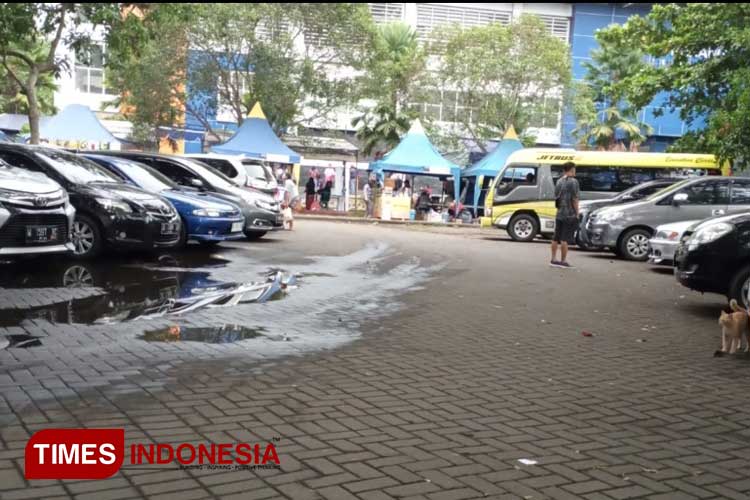 Kendaraan roda 4 tampak diparkir di areal Stadion Kanjuruhan Kabupaten Malang, saat even kejuaran renang di kolam ronang Kanjuruhan, belum lama ini. (Foto: Amin/TIMES Indonesia)