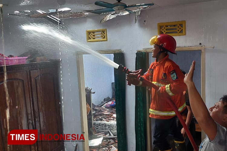 Petugas Damkar Kota Probolinggo saat padamkan api. (Foto: Rizky Putra Dinasti/TIMES Indonesia)