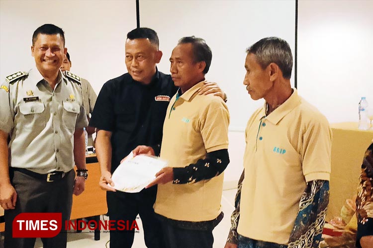 Bupati Ponorogo Sugiri Sancoko saat menyerahkan sertifikat kepada salah satu peserta Bimtek. (FOTO: Marhaban/TIMES Indonesia)