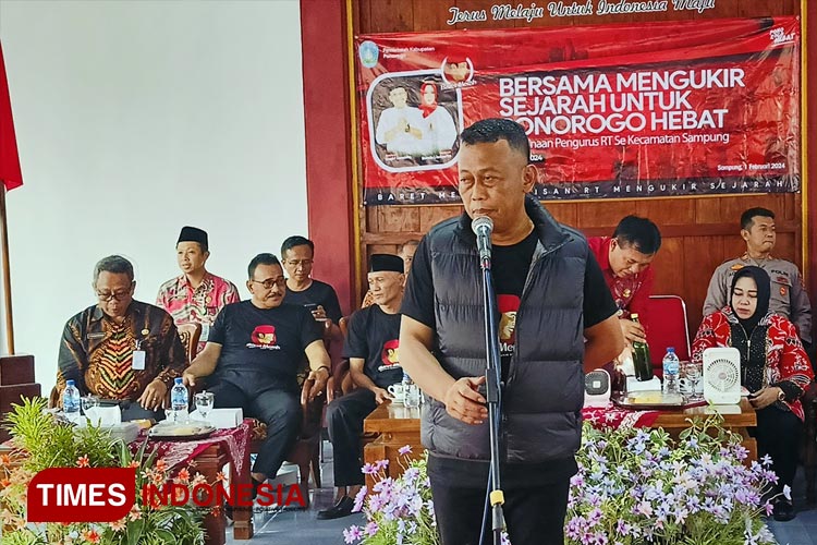 Bupati Ponorogo Sugiri Sancoko saat memberikan arahan kepada ratusan ketua RT di Kecamatan Sampung dan Kecamatan Sukorejo. (FOTO: Marhaban/TIMES Indonesia)