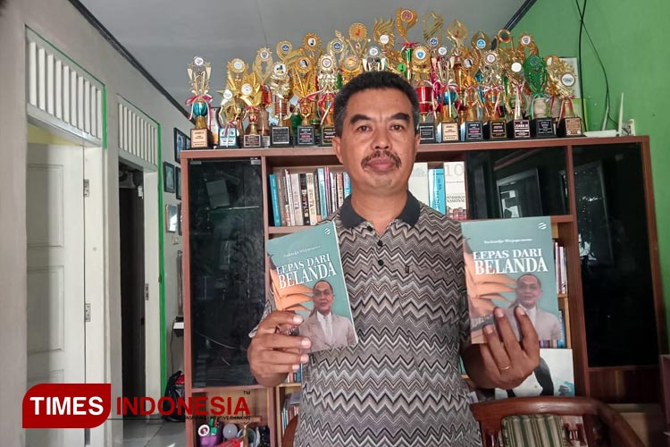 Thomas Sutasman dengan buku Soekardjo Wirjopranoto yang diterbitkan ulang. (FOTO: Estanto Prima Yuniarto/TIMES Indonesia)