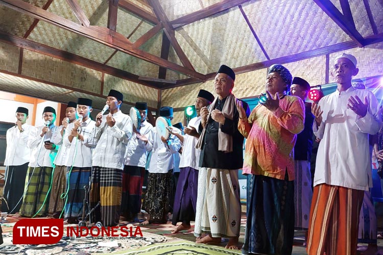 Suasana Peringatan Isra’ Mi’raj Nabi Muhammad SAW, sekaligus berdoa bersama untuk keselamatan bangsa di Ponpes Ibnu Sina, desa Setai, Kecamatan Genteng Banyuwangi. (FOTO: Anggara Cahya/TIMES Indonesia)