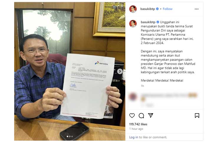 Basuki Tjahaja Purnama menunjukkan surat pengunduran dirinya. (FOTO: Instagram Basuki Tjahaja Purnama)
