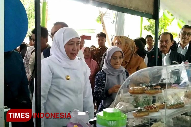 Gubernur Jawa Timur Khofifah Indar Parawansa saat mengunjungi salah satu stan di pasar murah (foto : yobby/Times Indonesia) 