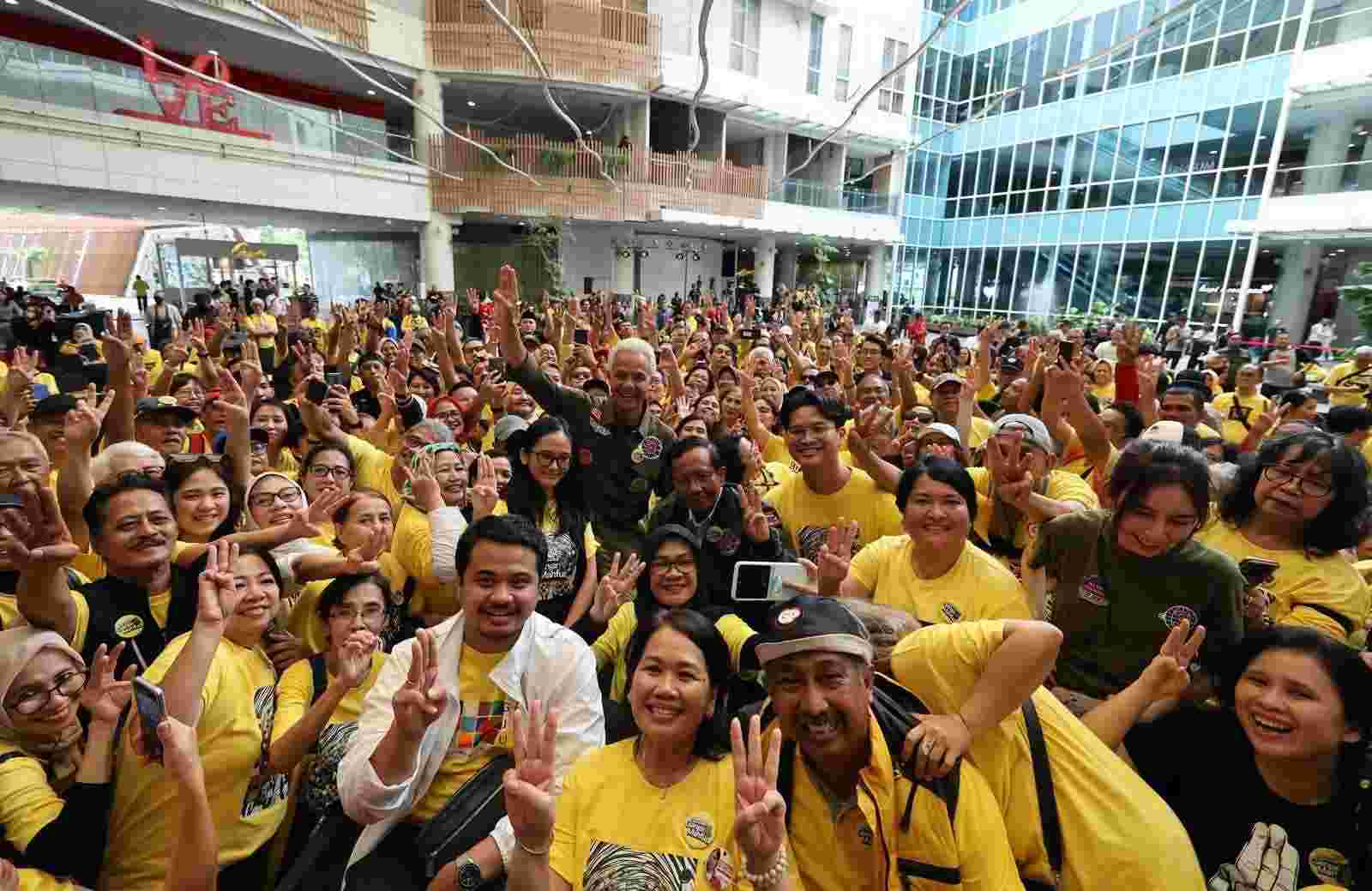 Ribuan alumni UI bersama Ganjar dan Mahfud usai Deklarasi dukungan. (Foto: TPN)