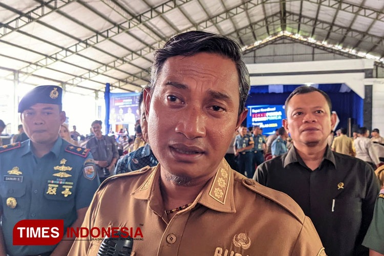 Bupati Pacitan Indrata Nur Bayuaji menegur KPU Pacitan karena partisipasi pemilih masih rendah. (FOTO: Yusuf Arifai/TIMES Indonesia) 