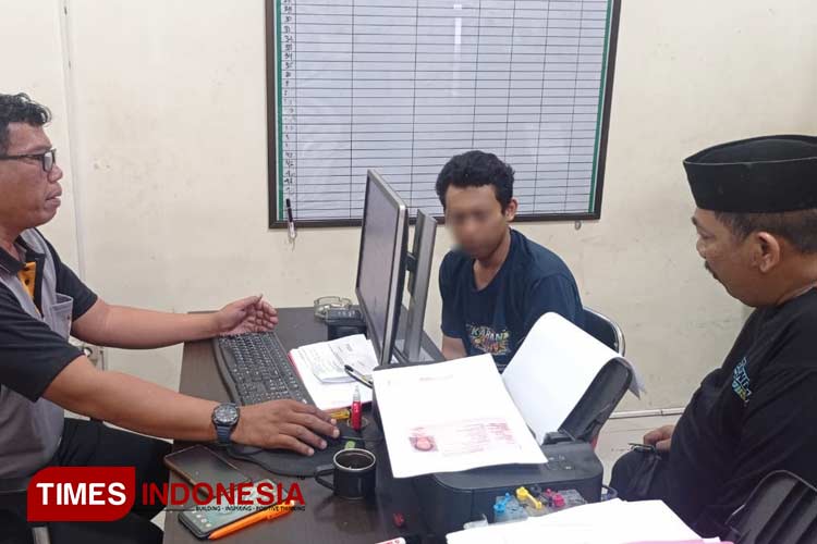 Tersangka MK saat diintrogasi penyidik Satresnarkoba Polres Jombang atas aksinya menjual barang haram narkotika jenis sabu-sabu. (FOTO : Polres Jombang/TIMES Indonesia)