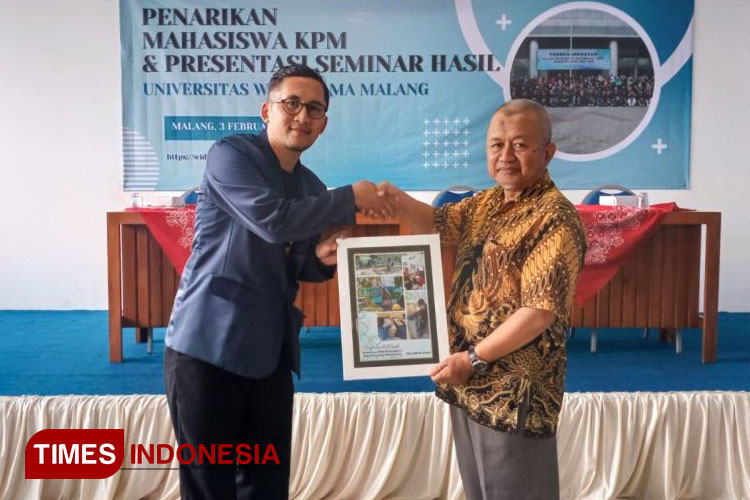 Ketua LPPM UWG menerima buku karya teknologi tepat guna (TTG). (FOTO: AJP TIMES Indonesia)