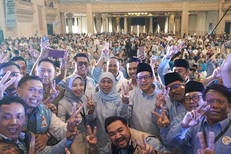 Khofifah saat acara Apel Akbar Relawan Prabowo-Gibran se-Jatim di Empire Palace Surabaya, Sabtu (3/4/2024). (Foto: Dok TKD Jatim for TIMES Indonesia)