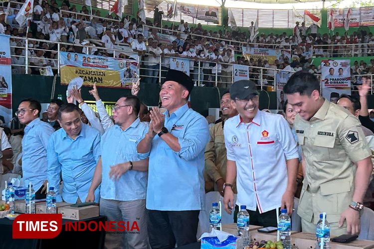 Caleg DPR RI Bambang Haryo Soekartono (BHS) dan jajaran tim pemenangan saat acara konsolidasi bersama ribuan relawan di GOR Delta Sidoarjo, Minggu (4/2/2024) petang. (FOTO: Lely Yuana/TIMES Indonesia)