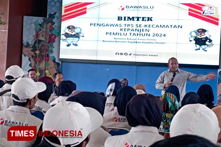 Penyampaian materi oleh Ketua Bawaslu Kabupaten Malang, Wahyudi, saat kegiatan bimtek Pengawas TPS se kecamatan Kepanjen, Kabupaten Malang, Minggu (4/1/2024). (Foto Amin/TIMES Indonesia) 