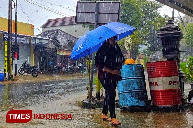 Cuaca ekstrem di Pacitan. (FOTO: Yusuf Arifai/TIMES Indonesia)