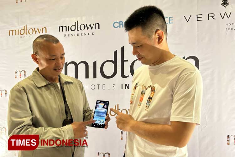 Ceo Midtown Hotels Indonesia, Ronny Prasetya dan General Manager Corporate Midtown Hotels Indonesia Donny Manuarva menunjukkan fitur website yang baru saja diluncurkan. (Foto: Lely Yuana/TIMES Indonesia)