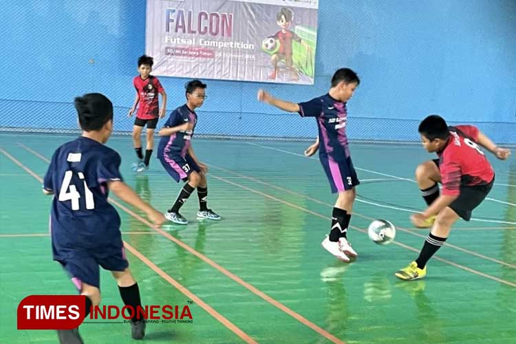 Suasana pertandingan Futsal Competition tingkat SD/MI se-Jatim dalam rangka Roushon Fikr Fair 2024 yang diselenggarakan SMP Islam Roushon Fikr Jombang. (FOTO: Rohmadi/ TIMES Indonesia)