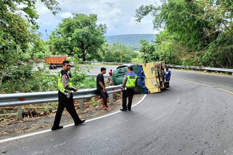 Truk Bermuatan Air Mineral Terguling di Tikungan Tajam Bokong Semar Bantul