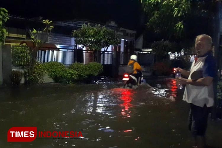 Sepanjang Jalan Ir Juanda Kota Probolinggo terendam air luapan sungai Sumber Pacar. (FOTO: Raphel Azizah For TIMES Indonesia)