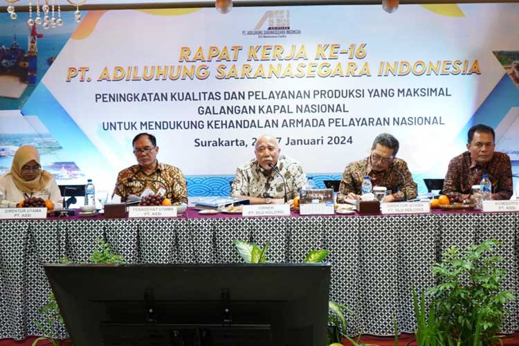 Jajaran owner, komisaris dan direksi saat Rapat Kerja ke-16 PT Adiluhung Saranasegara Indonesia. (FOTO: Dok. PT ASSI)