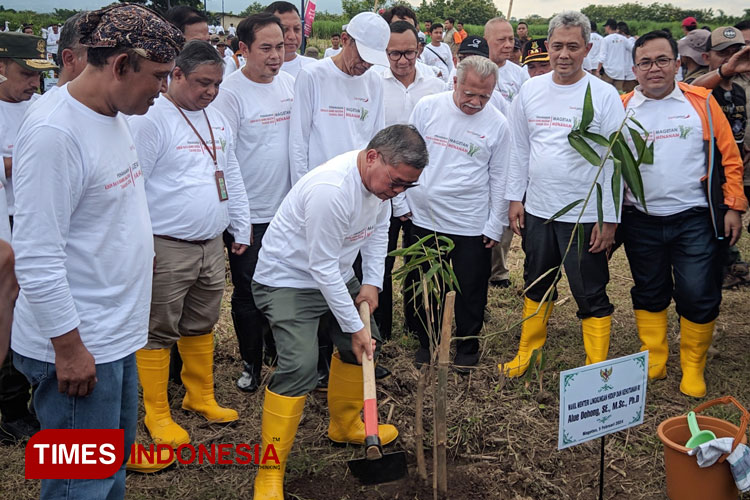 Wakil Menteri Lingkungan Hidup dan Kehutanan (KLHK) Republik Indonesia, Alue Dohong saat menanam bambu di Eco Bamboo Park Magetan. (Foto: Aditya Candra/TIMES Indonesia)
