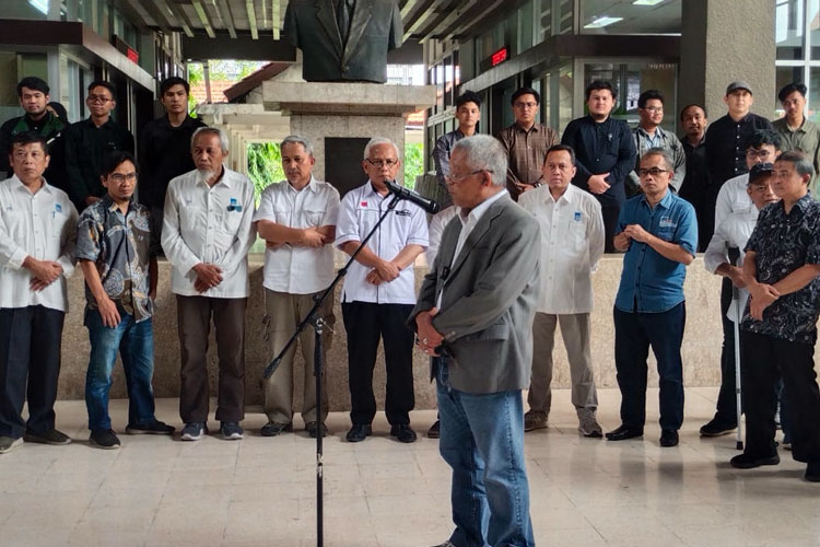 Guru Besar ITS berkumpul sampaikan pernyataan sikap dalam aksi Seruan Kampus Perjuangan di Plasa Dr Angka, Kampus ITS Sukolilo Surabaya, Senin (5/2/2024).(Foto: Dok.KBIPN)