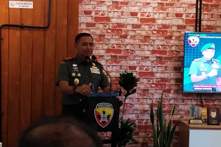 Pangdam IX Udayana Mayjen TNI Harfendi saat menyambut kedatangan awak media yang diundangnya secara khusus. (Foto: Susi/TIMES Indonesia)