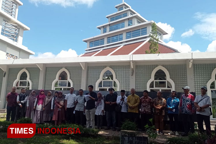 Civitas akademika dan mahasiswa UIN Sunan Kalijaga Yogyakarta meminta kepada Presiden Joko Widodo tidak haus kekuasaan. (FOTO: Olivia Rianjani/TIMES Indonesia)