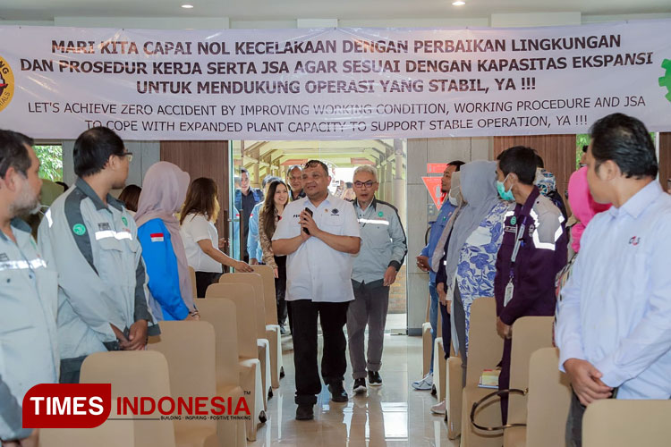 Wakil Menteri Tenaga Kerja (Wamenaker RI) saat berkunjung ke PT Smelting di Kabupaten Gresik Jawa Timur (Foto: Akmal/TIMES Indonesia).