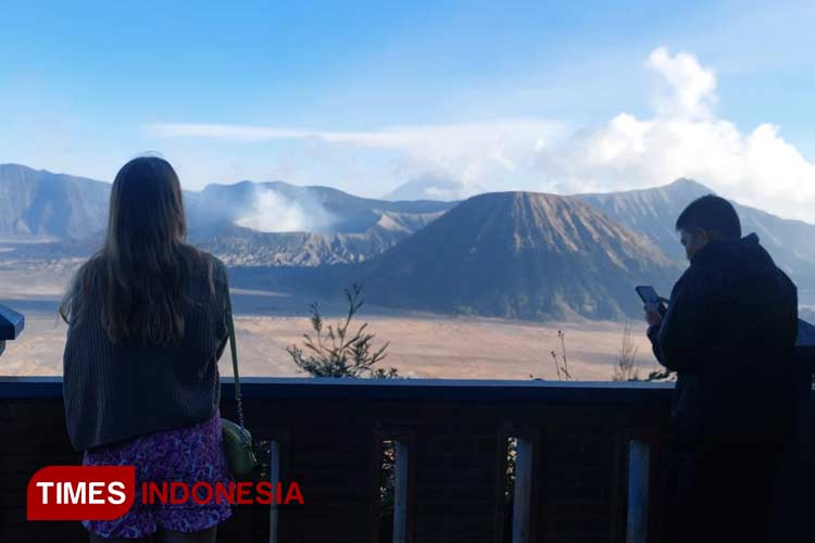 The tourist enjoying their moment watching beautiful view of Bromo from a far. (Photo: Rizky Putra Dinasti/TIMES Indonesia)