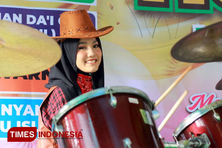 Denting Alunan Mendayu, siswa MIN 1 Kota Madiun yang punya bakat main drum. (FOTO: Denting for TIMES Indonesia)