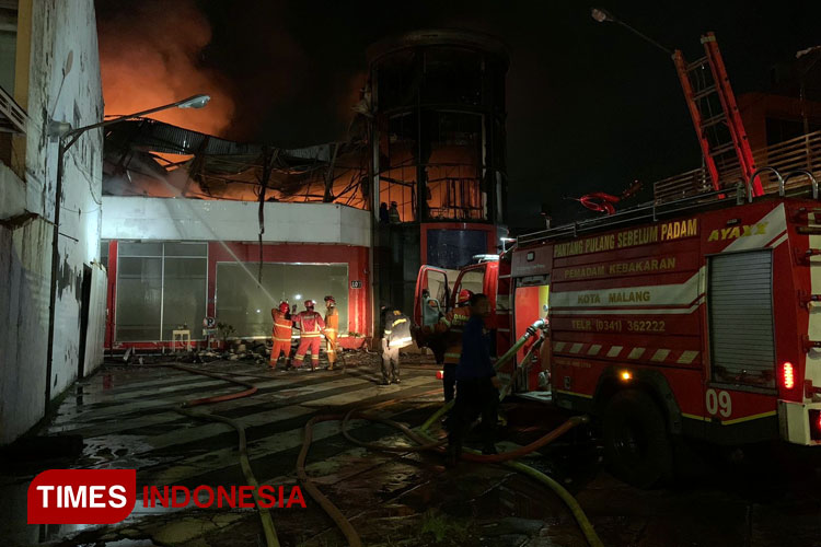 Petugas pemadam kebakaran berupaya memadamkan kobaran api yang dengan cepat membesar. (Foto: Rizal Dani P/TIMES Indonesia)