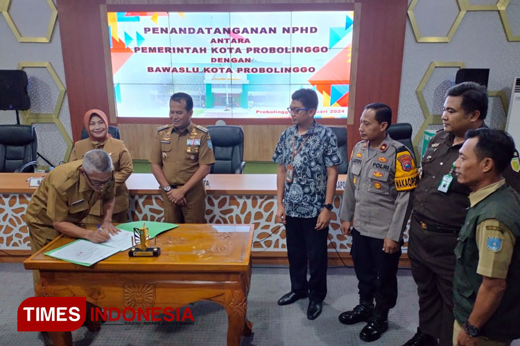 Proses penandatangan NPHD oleh Pemerintah Kota Probolingo bersama dengan Bawasku. (Foto: Johan Dwi Anga for TIMES Indonesia)