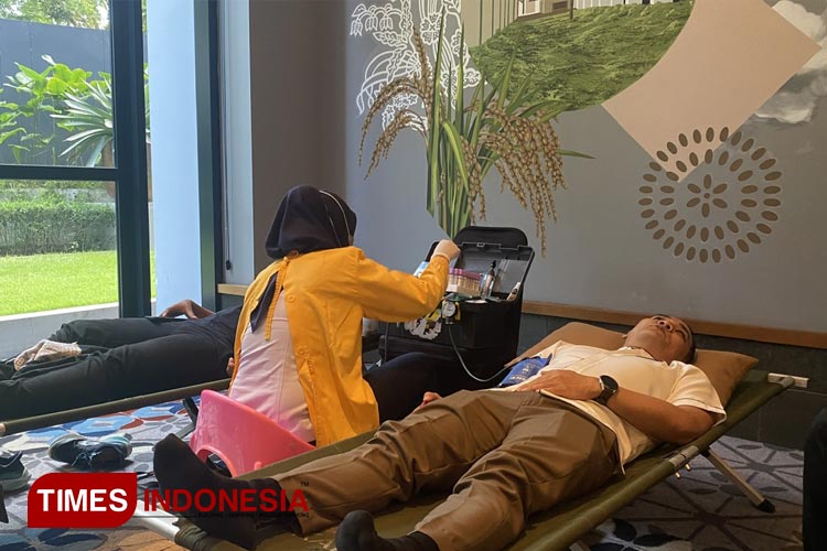Suasana donor darah di Kokoon Hotel Banyuwangi. (Foto: Fazar Dimas/TIMES Indonesia)
