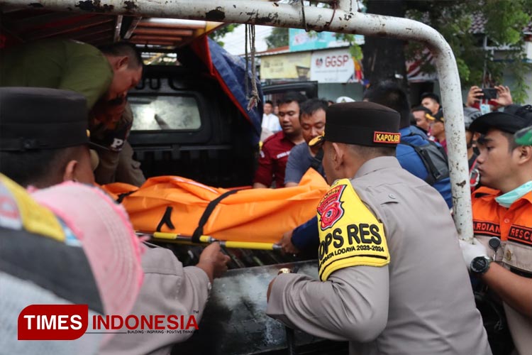 Petugas evakuasi korban pohon tumbang di Kabupaten Majalengka. (FOTO: Jaja Sumarja/TIMES Indonesia)