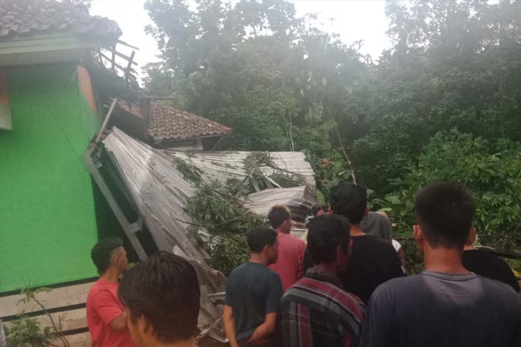 Rumah warga tertimpa pohon tumbang di Kabupaten Majalengka. (FOTO: Koramil 1709/Rajagaluh for TIMES Indonesia)