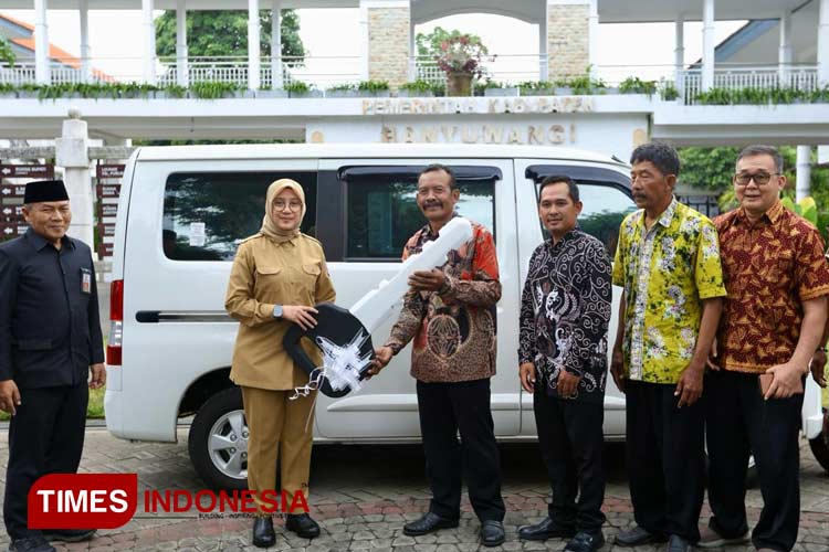 Bupati Ipuk menyerahkan bantuan mobil operasional kepada Perwakilan Umat Buddha Indonesia (Walubi) Banyuwangi. (Foto: Laila Yasmin/TIMES Indonesia)