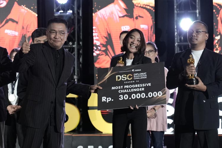 Hesti saat menerima hadiah saat berhasil memenangkan ajang DSC bisnis Nasional. (Foto: Dok. DSC/TIMES Indonesia)