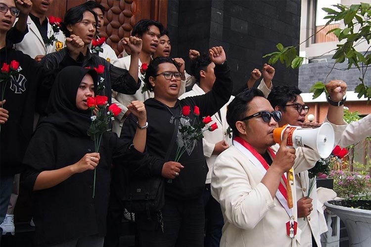 Anggota Komisariat Besar Gerakan Mahasiswa Nasional Indonesia (GMNI) Raden Wijaya, Universitas Wijaya Kusuma Surabaya melakukan orasi menuntut pemerintah kembali pada demokrasi, Rabu (7/2/2024). (FOTO: Dok.GMNI UWK)