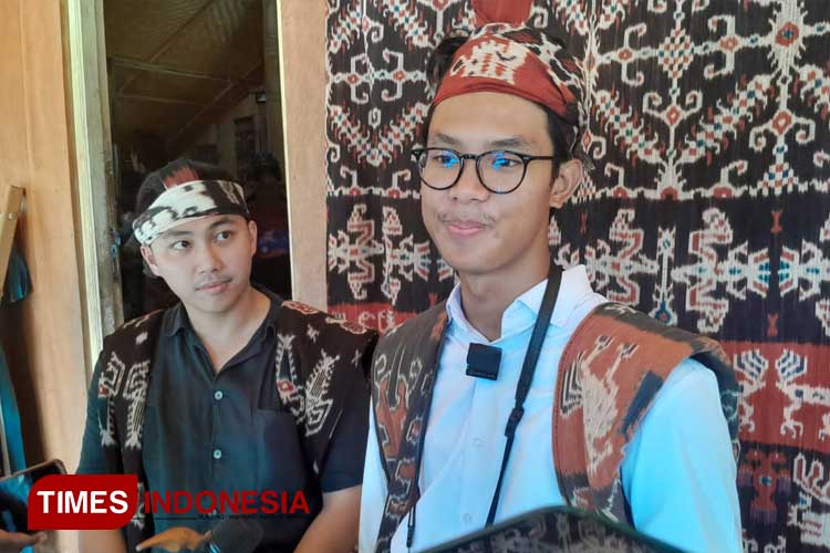 Muhammad Zinedine Alam didampingi pengusaha muda Stevano Rizki Adrianus saat kunjungannya di Sumba Timur. (FOTO: Habibudin/TIMES Indonesia) 